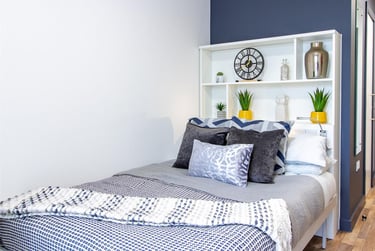 1 bed studio, Raleigh Street, City Centre, Plymouth, PL11ET - Image 1